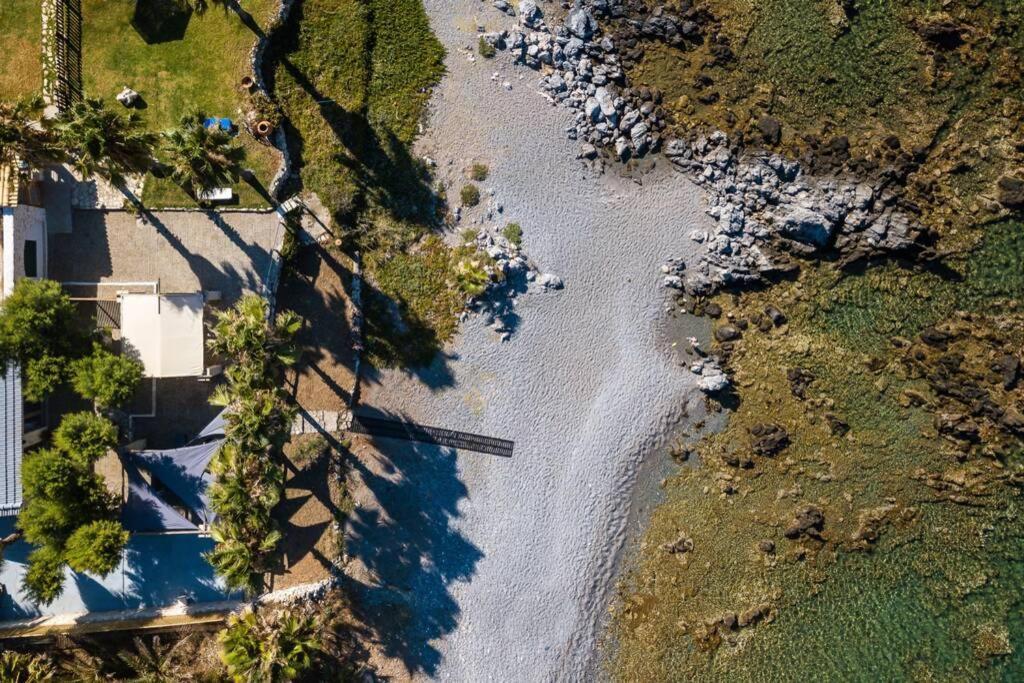 Villa Proto Helidoni - A Cozy Beachfront Villa Petres  외부 사진