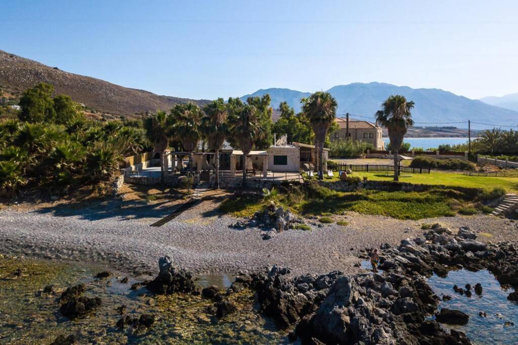 Villa Proto Helidoni - A Cozy Beachfront Villa Petres  외부 사진