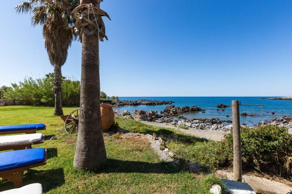 Villa Proto Helidoni - A Cozy Beachfront Villa Petres  외부 사진