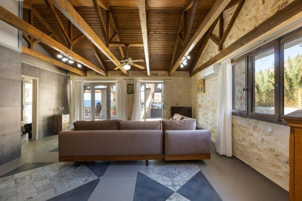 Villa Proto Helidoni - A Cozy Beachfront Villa Petres  외부 사진