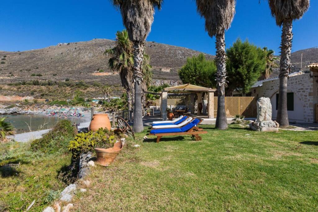 Villa Proto Helidoni - A Cozy Beachfront Villa Petres  외부 사진