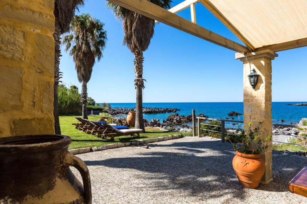 Villa Proto Helidoni - A Cozy Beachfront Villa Petres  외부 사진