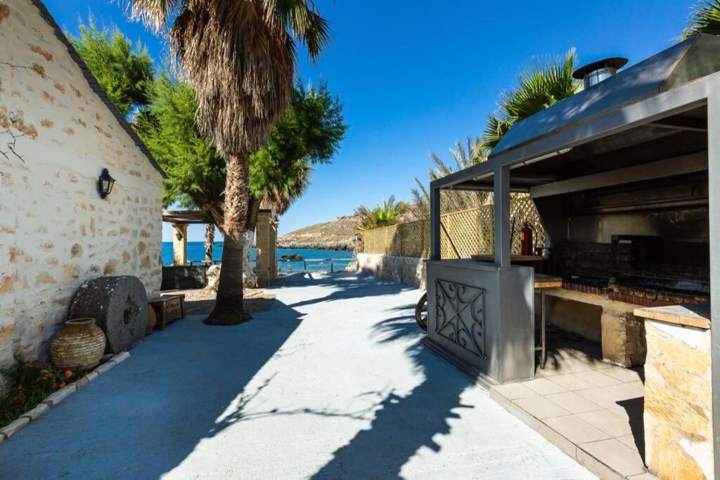 Villa Proto Helidoni - A Cozy Beachfront Villa Petres  외부 사진
