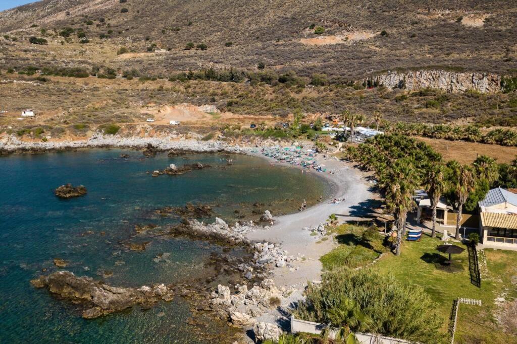 Villa Proto Helidoni - A Cozy Beachfront Villa Petres  외부 사진