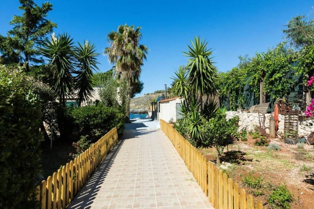 Villa Proto Helidoni - A Cozy Beachfront Villa Petres  외부 사진