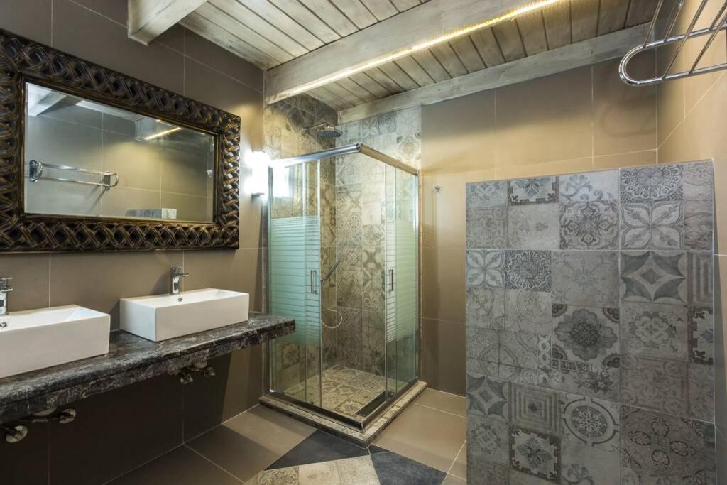 Villa Proto Helidoni - A Cozy Beachfront Villa Petres  외부 사진