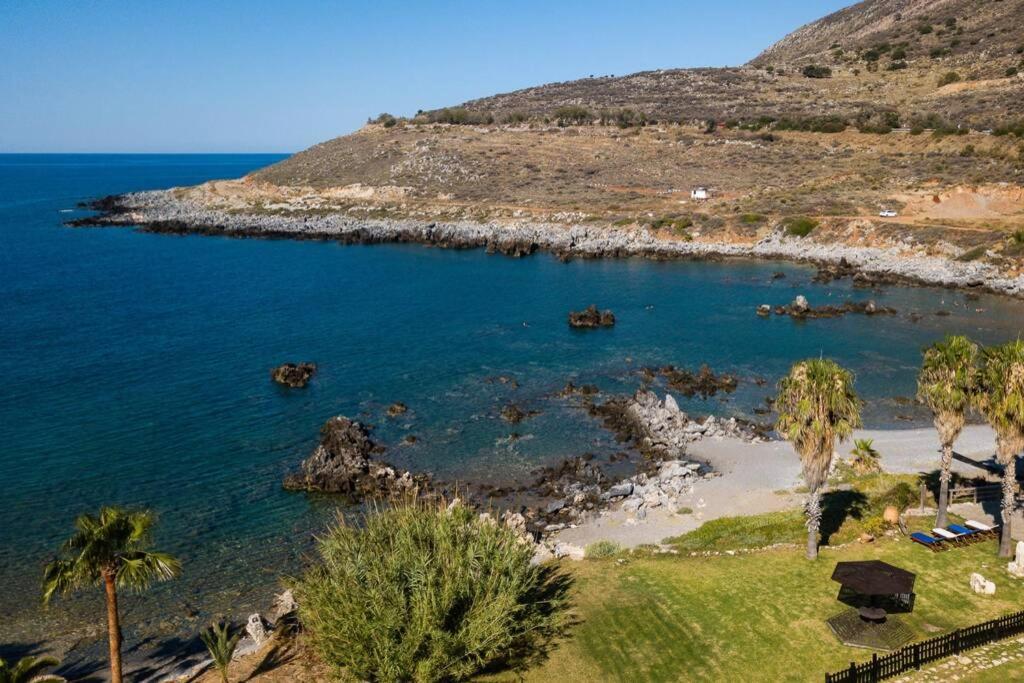 Villa Proto Helidoni - A Cozy Beachfront Villa Petres  외부 사진