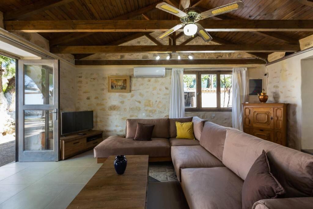 Villa Proto Helidoni - A Cozy Beachfront Villa Petres  외부 사진